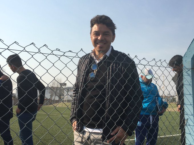 diegoborinsky's tweet photo. Ey, usted, el de gorrita azul y manos en los bolsillos, el que está entre Biscay y Barnao, qué hace en el predio Tita Mattiussi mirando a la Reserva de River, cuando sus futbolistas tienen descanso porque se entrenan a la tarde? Eh, qué hace usted ahí? https://t.co/yDldwXupzq
