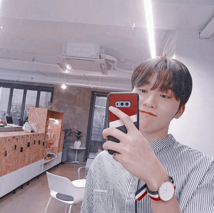 caratlznd's tweet photo. [17'S BOORIN] 🤔or🤪 뭐가 더 좋아요?ㅎ

#caratselcaday #17caratselcaday #SEVENTEEN @pledis_17 https://t.co/1p2hhfpsGV