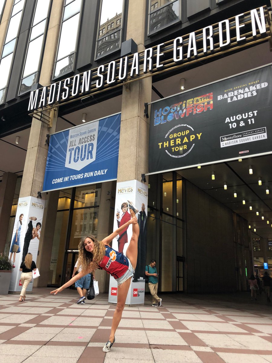 Nuriavv10's tweet photo. ¡Comenzando la pretemporada en el Madison Square Garden! 💪🏻🔴🔵 @Baskonia #VeranoAzulgrana #Baskonia #DancingTeam #MadisonSquareGarden #NYC #NYKnicks https://t.co/rrtikPnmTj