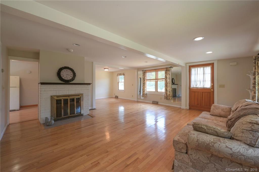 lamaralrealtor's tweet photo. Brand NEW to Market!Great value in Aqua Vista, Candlewood Lake community. Hurry, close proximity to beach! 3 Bedrooms, 1.5 baths, garage and more. $215,000 #RealEstate #Realtorlife #WilliamPitt #Sothebys #LakeSpecialist #CandlewoodLake #LakeLiving #LakeCommunity #Danbury. . https://t.co/2P9q8SlWhb