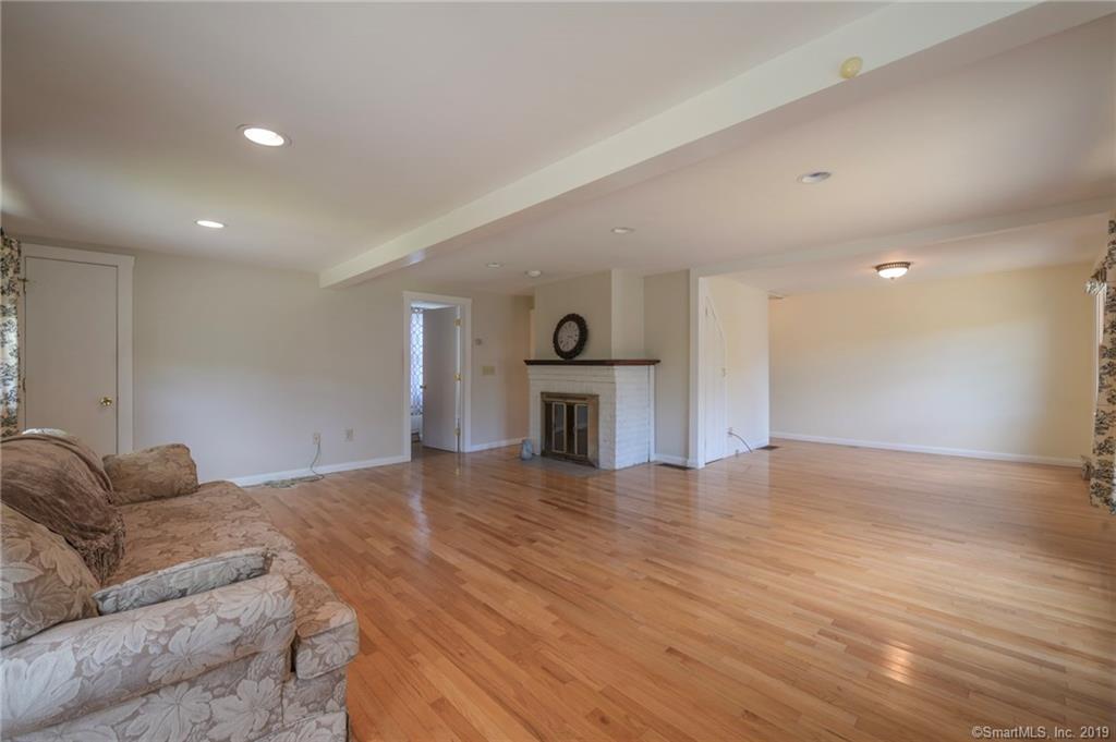 lamaralrealtor's tweet photo. Brand NEW to Market!Great value in Aqua Vista, Candlewood Lake community. Hurry, close proximity to beach! 3 Bedrooms, 1.5 baths, garage and more. $215,000 #RealEstate #Realtorlife #WilliamPitt #Sothebys #LakeSpecialist #CandlewoodLake #LakeLiving #LakeCommunity #Danbury. . https://t.co/2P9q8SlWhb