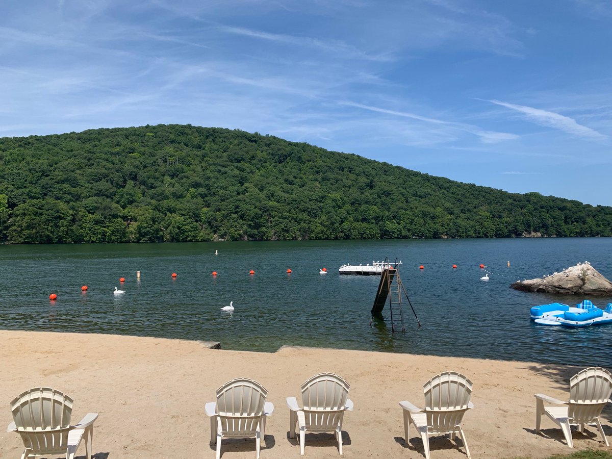 lamaralrealtor's tweet photo. Brand NEW to Market!Great value in Aqua Vista, Candlewood Lake community. Hurry, close proximity to beach! 3 Bedrooms, 1.5 baths, garage and more. $215,000 #RealEstate #Realtorlife #WilliamPitt #Sothebys #LakeSpecialist #CandlewoodLake #LakeLiving #LakeCommunity #Danbury. . https://t.co/2P9q8SlWhb