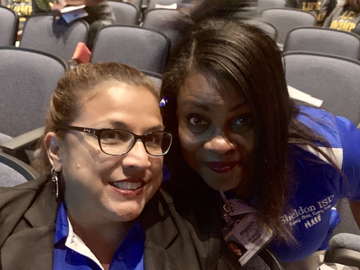 Suessaphone's tweet photo. Faces of #SheldonISDConvocation2019. Smiles everywhere. https://t.co/wbpthabAsW
