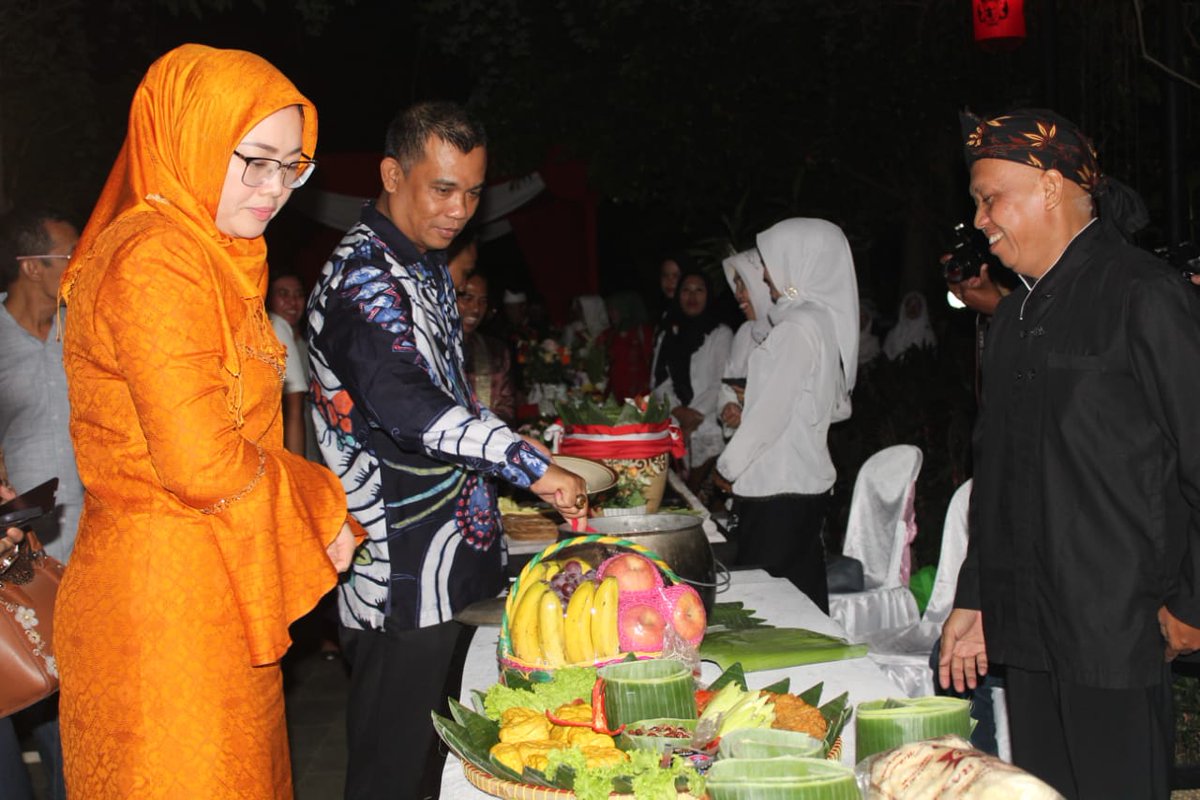 dick_wisesa's tweet photo. Lomba ngaliwet.. 
#HUTPurwakarta https://t.co/Vq8I1VkU0b