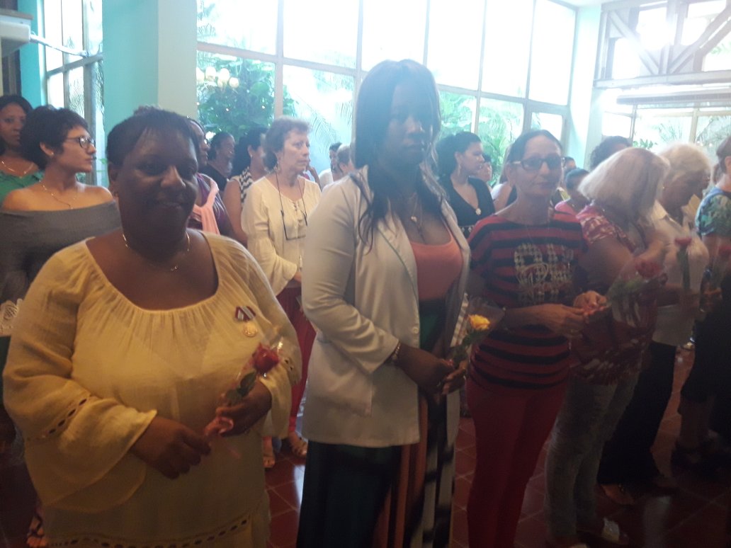 GobCamaguey's tweet photo. Mujeres destacadas de diferentes sectores de la sociedad hoy son condecoradas con la Distinción 23 de agosto a propósito del aniversario 59 de la Federación de Mujeres Cubanas que se conmemorará el próximo 23 de agosto. 
@IsaGlezCmg @DayanVeloso @anamarianpp @AsambleaCuba https://t.co/BLkIC6Fmx1