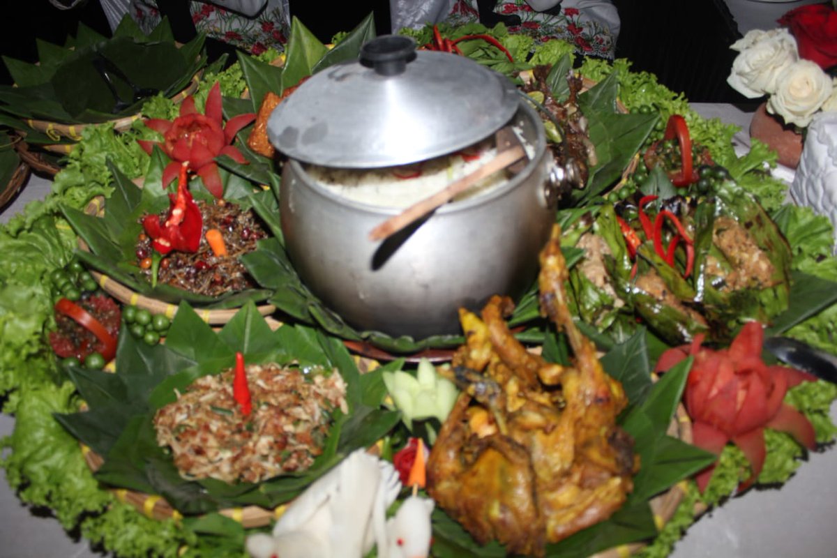 GugumGummy's tweet photo. Liwet + Lalapan + Sambel = Mantul

#HUTPurwakarta https://t.co/kH0A1O1dHz