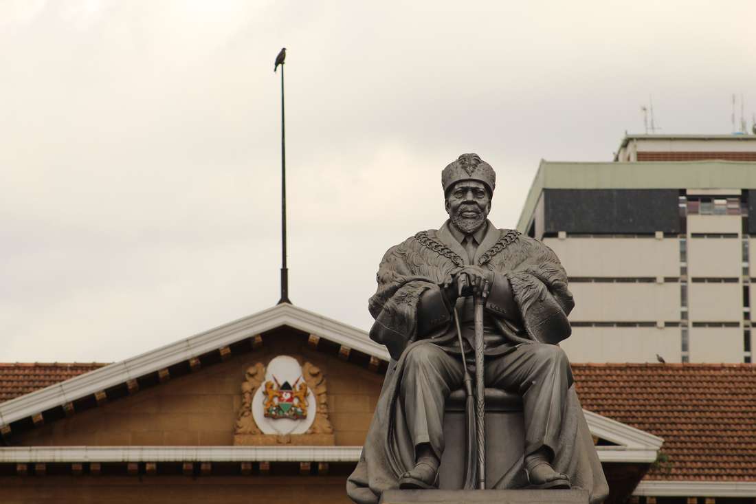 solo_ambuku's tweet photo. In his petition, @OkiyaOmtatah accuses @CBKKenya and its Governor @njorogep of contravening Article 231(4) of the #ConstitutionKE by retaining the portrait of #Kenyaβs first President Jomo #Kenyatta on the #NewCurrencyNotesKE. - @dailynation. #ResistCharlatanry, #RemoveTheStatue https://t.co/WZwQCvymf5