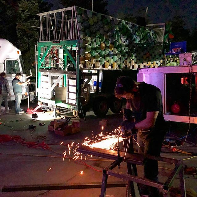gotechnogecko's tweet photo. We are still grinding all day & all night before the #TechnoGecko needs to pack up for playa! Sprinting to make this beast put its best sticky toe forward this year π πͺπ₯ #burningman #blackrockcity #mutantvehicle #artcar #builders #makers https://t.co/XADmGjjmpV