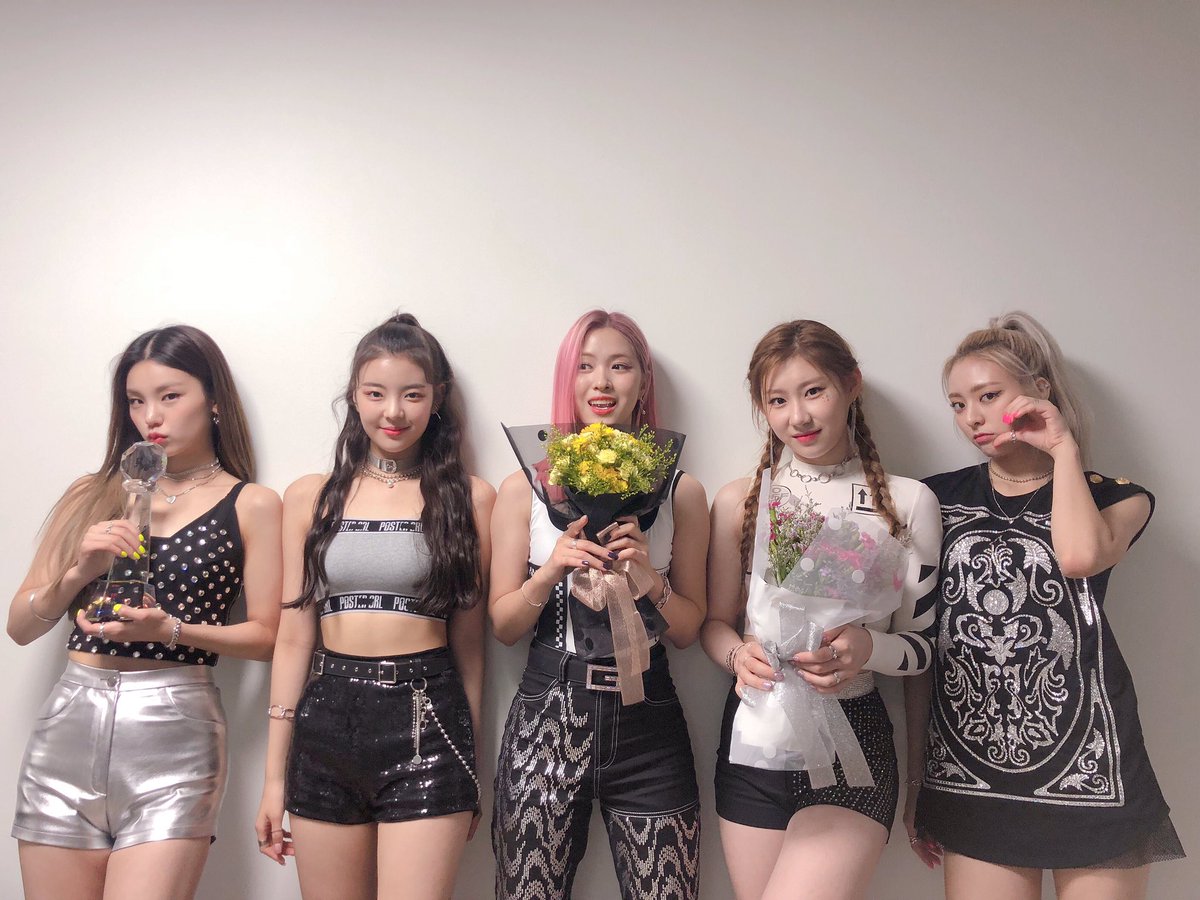 ITZYofficial's tweet photo. 믿지와 함께한 뮤직뱅크 1위 🏆👏👏
믿지 덕분에 있지의 하루 하루는 별빛같이 ICY!💙

#ITZY #있지
#ITzICY #ICY
#MIDZY #믿지 https://t.co/A8PIiGNdi2