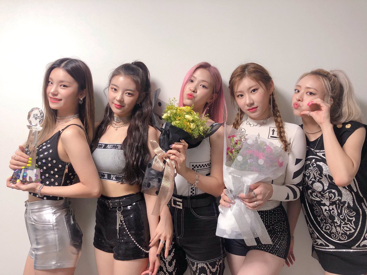 ITZYofficial's tweet photo. 믿지와 함께한 뮤직뱅크 1위 🏆👏👏
믿지 덕분에 있지의 하루 하루는 별빛같이 ICY!💙

#ITZY #있지
#ITzICY #ICY
#MIDZY #믿지 https://t.co/A8PIiGNdi2