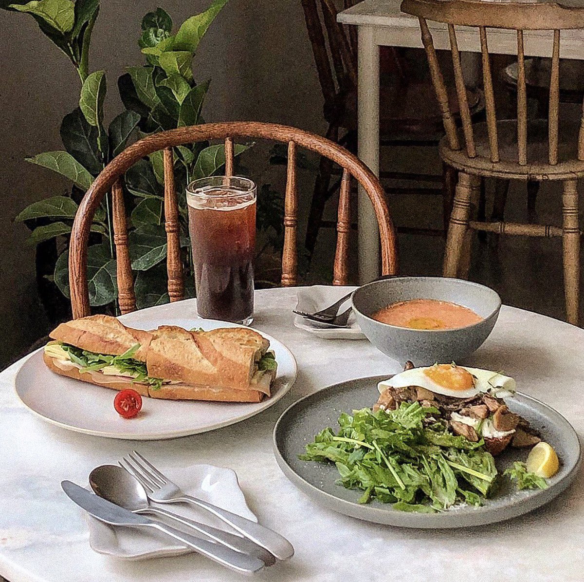Originallims's tweet photo. Oriet
:คาเฟ่ฮิตย่านBangbae-dong ที่มีbrunchเป็นตัวเด่น จะบอกว่าอร่อยมากก sandwichกับdrinksที่นี่ก็ดีนะเออ คืออร่อยหมดสรุป บวกกับmood&amp;toneของร้าน คือต้องไปแล้ววว แงง
📍bangbae exit1 (สายสีเขียว)
#originallim #รีวิวเกาหลี #คาเฟ่เกาหลี #รีวิวคาเฟ่ @Review_korea https://t.co/6jznqfpNUF