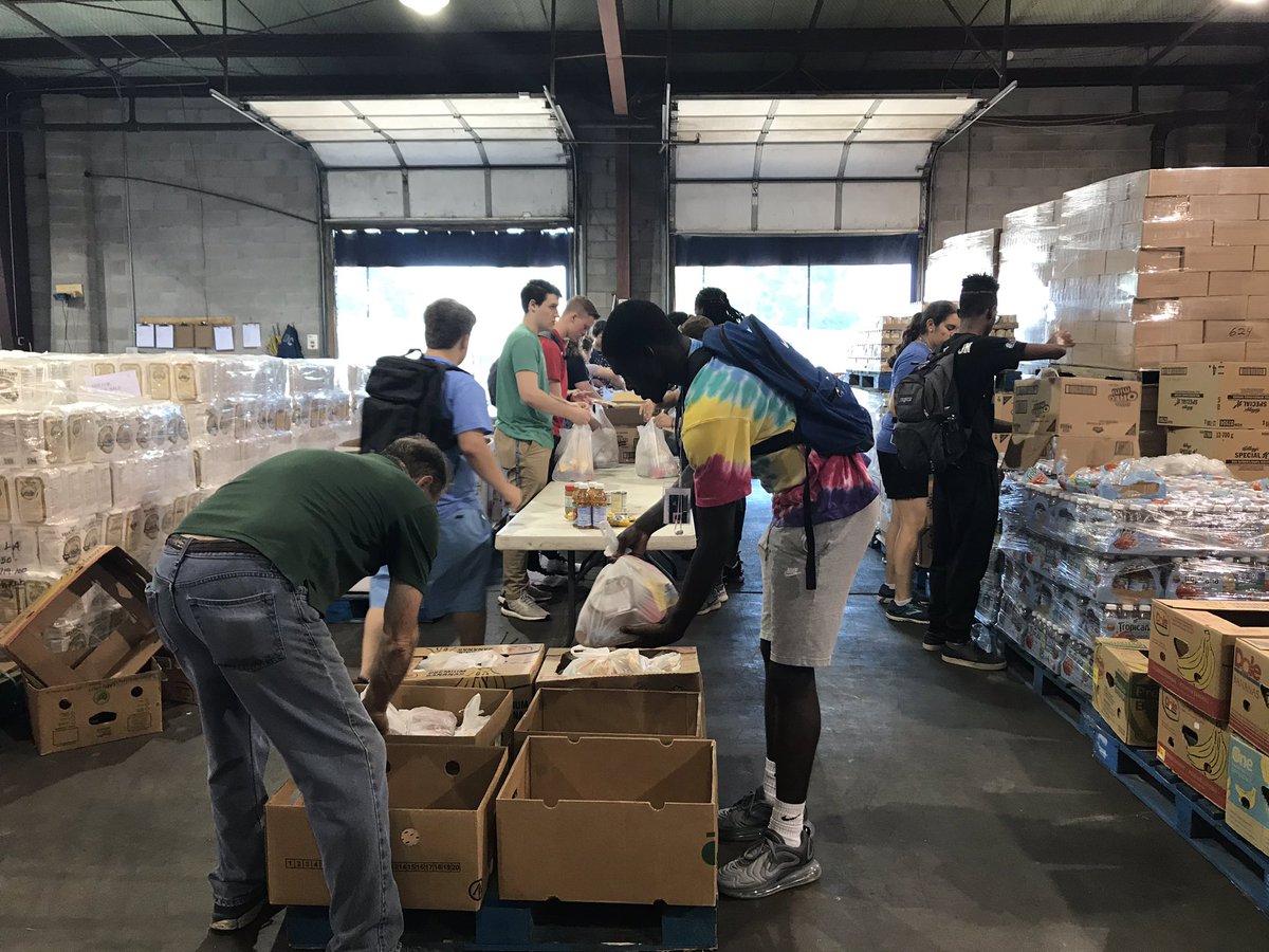 LC has Freshman volunteering at the Cenla Food Bank this morning! #freshmanserviceday #studentvolunteers #gowildcats
