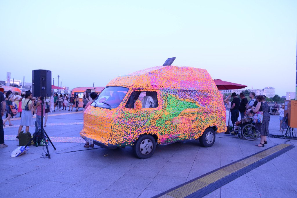 schwarmkunst's tweet photo. Lovemobil https://t.co/5SSbsLalMm https://t.co/MnAZlXcyO8