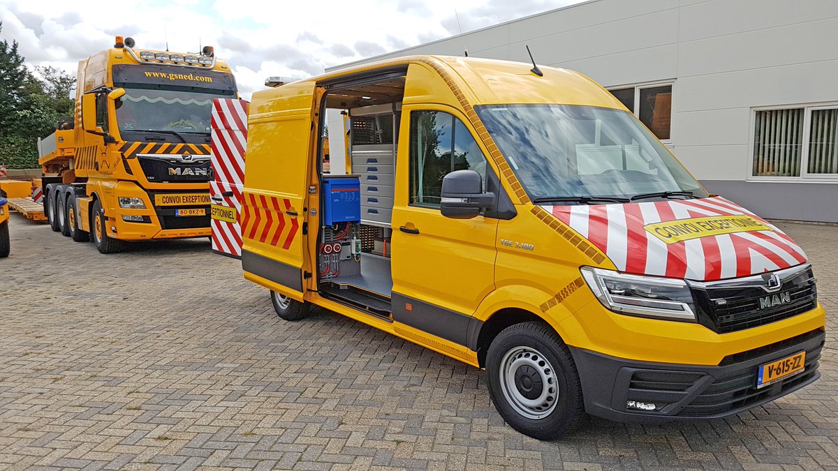 GSNEDbv's tweet photo. In navolging van ons steeds uitbreidende materieelpark van vrachtwagens, speciaal transport trekkers en diepladers hebben wij 15 augustus 2019 onze nieuwe #MAN #TGE #transportbegeleiding en #servicebus in ontvangst genomen. #ThieuvanDorst #zwaartransport https://t.co/WqkuvD8gy8 https://t.co/xRqP38vQxU