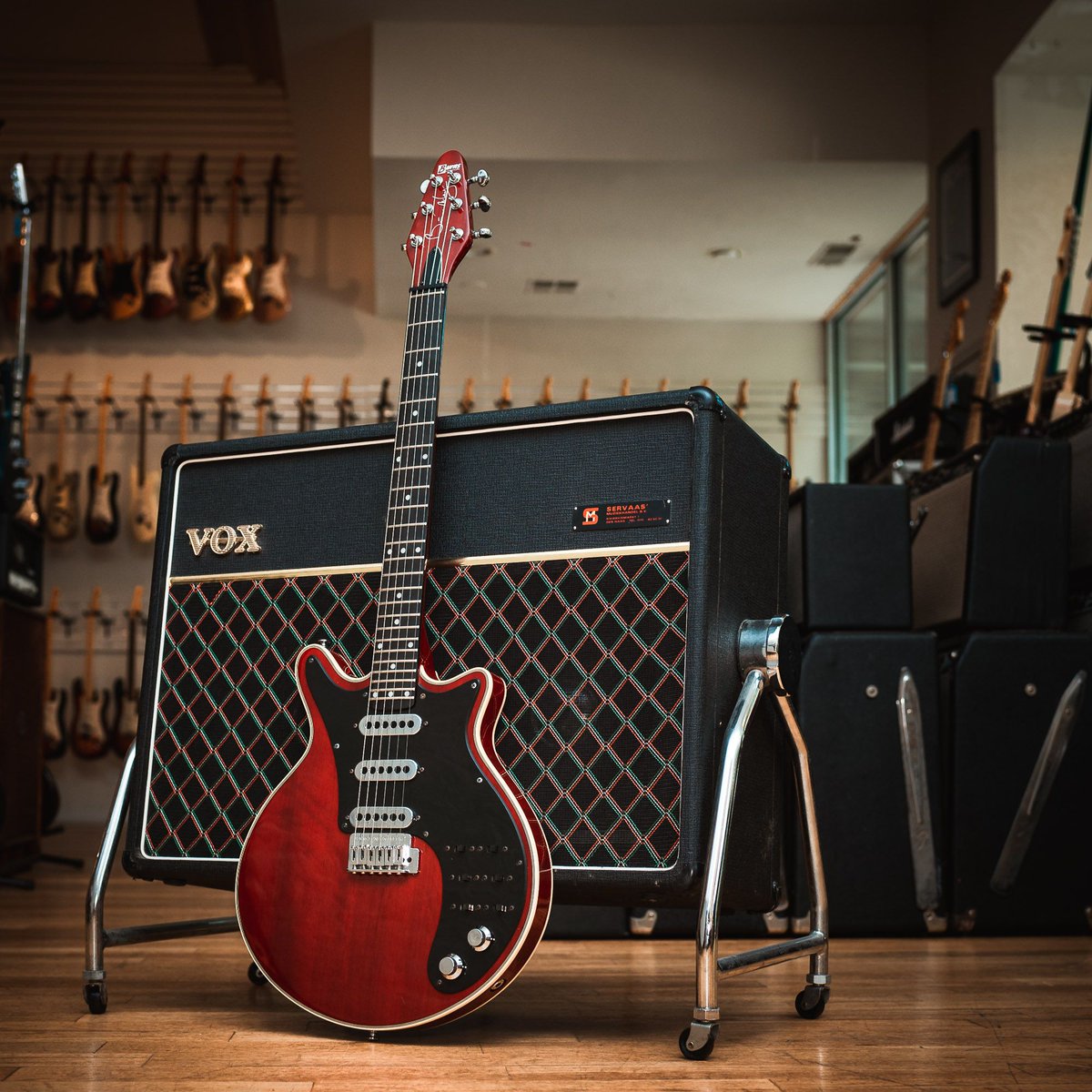 ChicagoMusicEx's tweet photo. What’s got switches and wheels and red all over? A riddle only an astrophysicist could answer. https://t.co/KHzsOIUDfL
#chicagomusicexchange #burns #brianmay #specialred #2000s #vox #AC30 #70s #cable #gearwire #gearybusey #guitarspotter #guitarphotography #guitarsdaily #tonemob https://t.co/wOm8qGgCkd