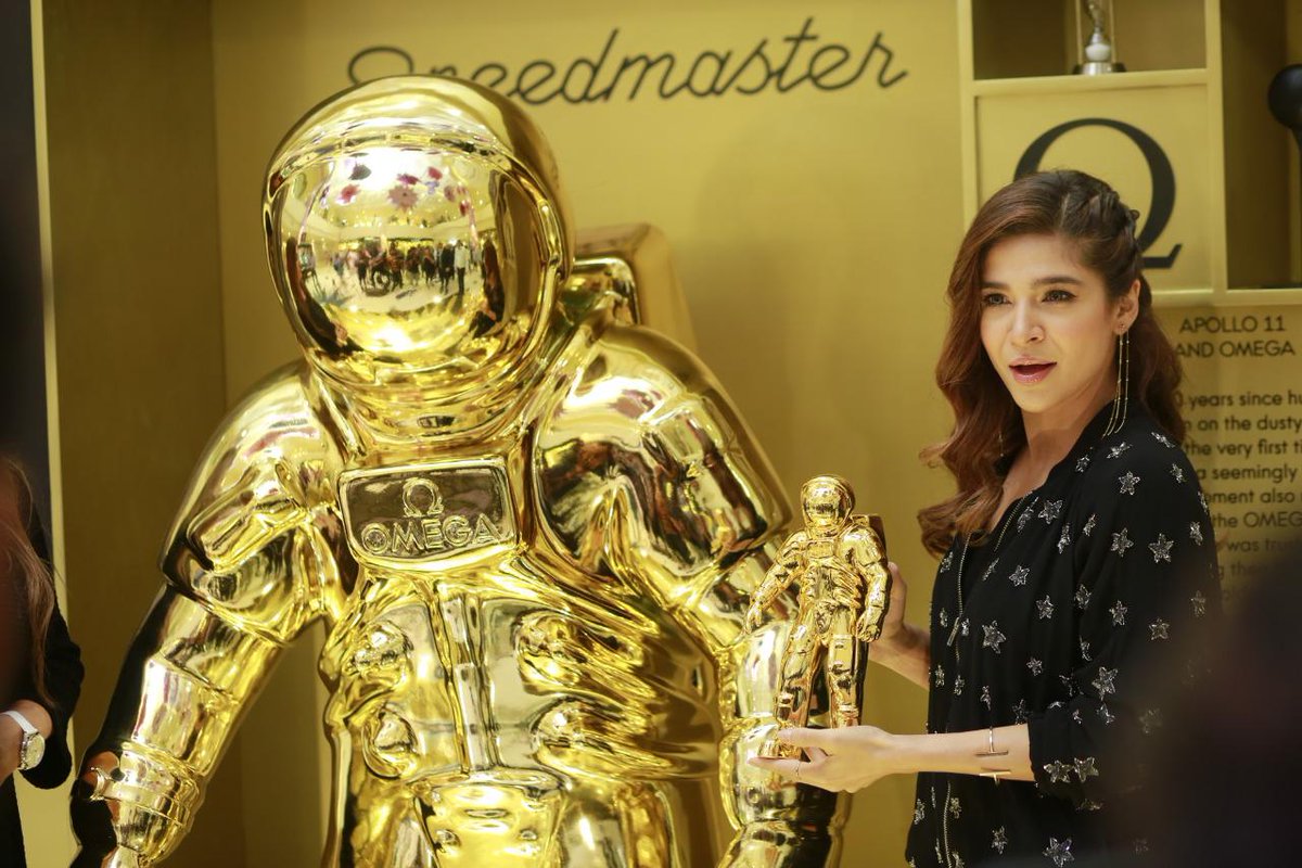 MediaSpringPk's tweet photo. Spotted @TheAyeshaOmar at the 50th anniversary of the Apollo 11 Moon landing and Omega’s iconic role on board #HappeningNow.
#Moonwatch #Omegawatches #ampmpk https://t.co/wZgrb8u3aS