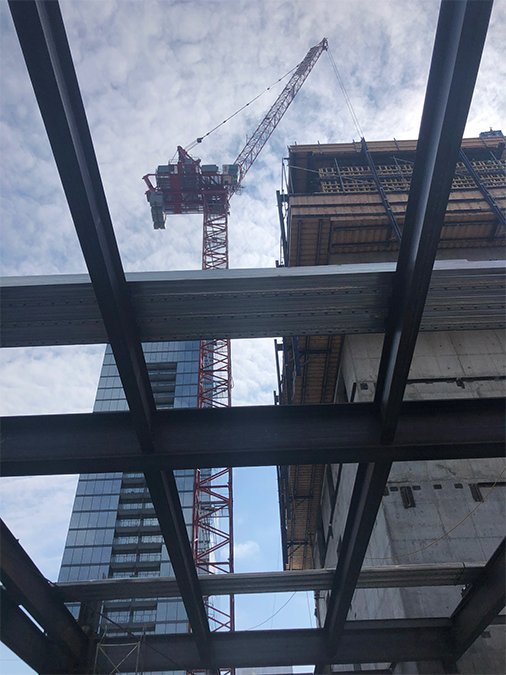 PMAGetsIt's tweet photo. Two cranes and steel have arrived at 167 N. Green! ๐๏ธ๐๏ธ
#cranewatch #construction #chicago #focusdevelopment @ShapackPartners @LenexSteel @gensler_design @GenslerChicago #forefrontstructuralengineers https://t.co/dNlPeN1NYL