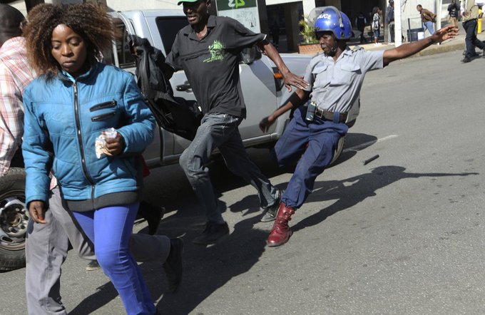 MbalulaFikile's tweet photo. He madoda Zimbabwe no man . https://t.co/6lGxuxjRo8