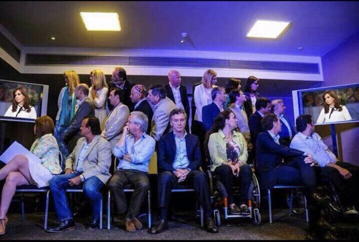 alunares's tweet photo. Para mí, ésta es la mejor foto del macrismo, para mí... https://t.co/2akbqHRE0i
