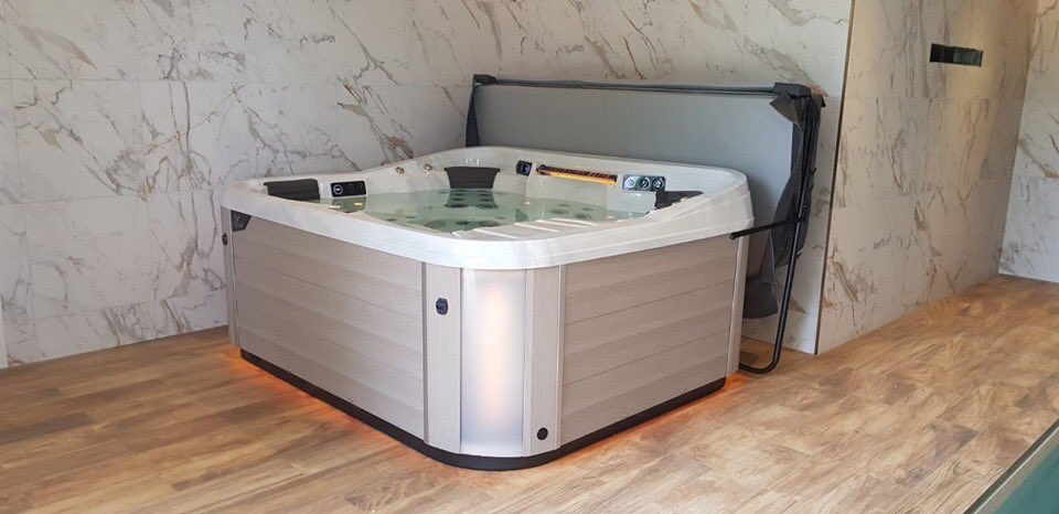 Azure_Pools's tweet photo. The Quail Ridge by Artesian Spas with cabinet in sea oats compliments this room perfectly, and is the icing on the cake that is this wonderful Endless Pool 😍
Exercise, fun, and relaxation all under one roof, what more could you ask for? @EndlessPools @artesianspasEU https://t.co/T0Qo4ZDV8l