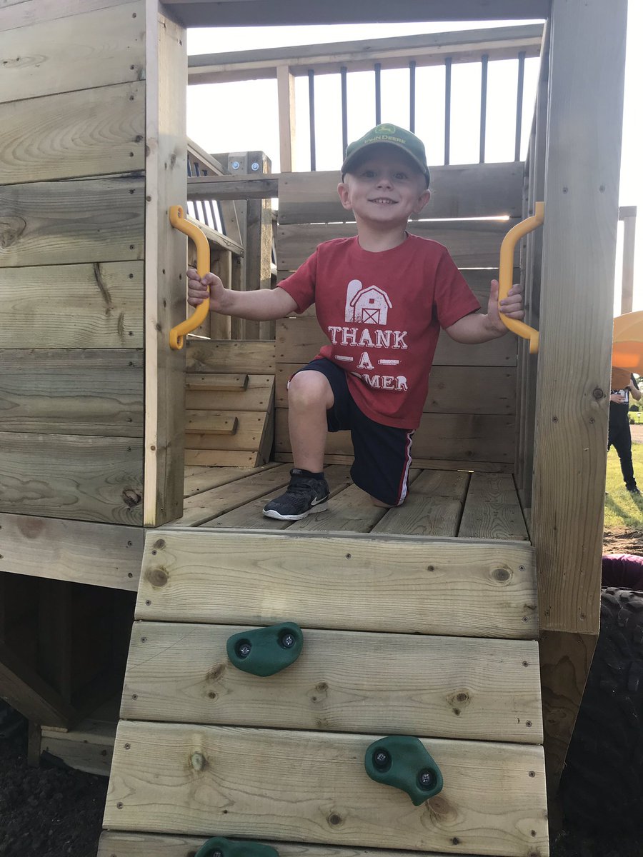 KohlLindsay's tweet photo. If you want to make your farm kid extremely happy you should check out this play structure. Pop over to KW builds on Facebook and give them a like/share. This is built by Curt’s cousin Kyle Wilhelm and it’s amazing! @Shnappsy https://t.co/TTTRrlcRDj