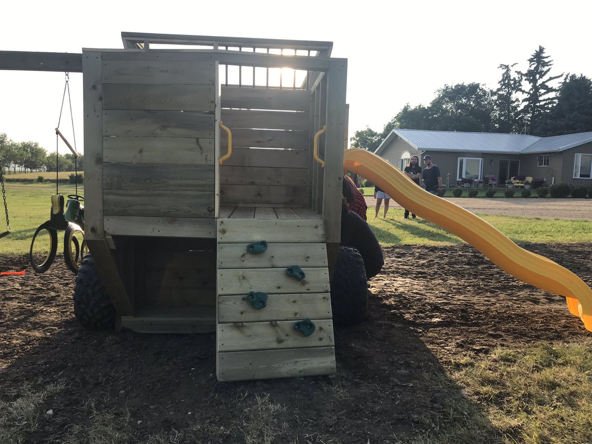 KohlLindsay's tweet photo. If you want to make your farm kid extremely happy you should check out this play structure. Pop over to KW builds on Facebook and give them a like/share. This is built by Curt’s cousin Kyle Wilhelm and it’s amazing! @Shnappsy https://t.co/TTTRrlcRDj