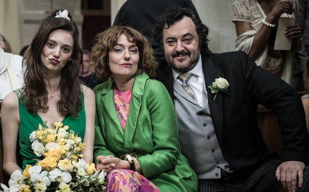 Ivan's Patrick in the wedding scene of his new comedy film 'For Love or Money' with his wife & younger daughter for #FridayFeeling. Have a good start into the weekend!😊
.
#IvanKaye #AnnaChancellor #TanyaReynolds #ForLoveOrMoney #FLOM #comedy #romcom #indiefilm #FridayFun #father
