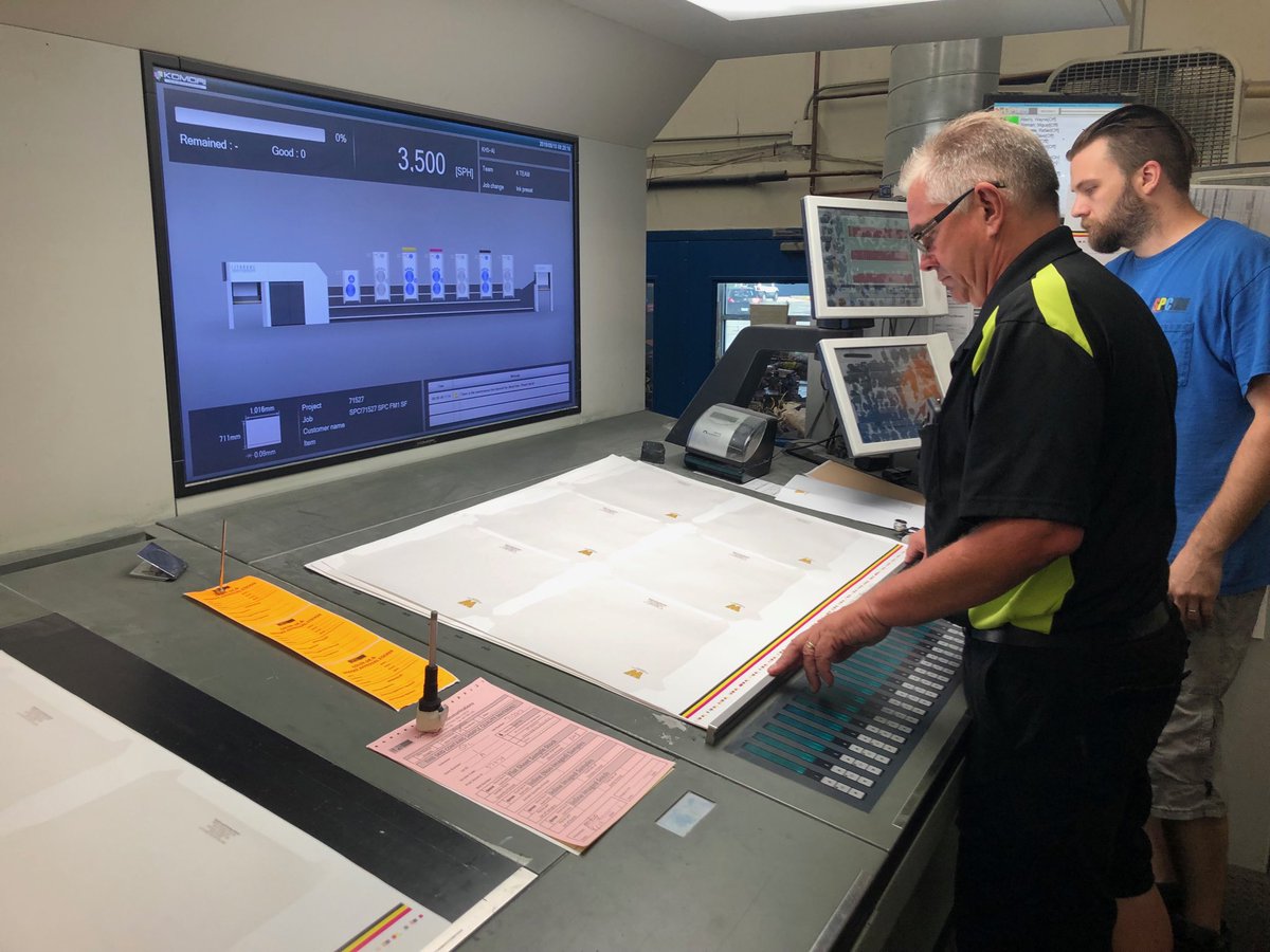 RLeFebvre_12's tweet photo. On press with #WMUPrint Envelopes @SPC_Print. Thanks to @midlandpaper + #NiCoat for donations to help the print program @WMUEngineers. Pearlescent UV coating adds another dimension to ink on paper. The WMU recruiting bro will soon hit press! #growingprint https://t.co/stb2JpXcOz