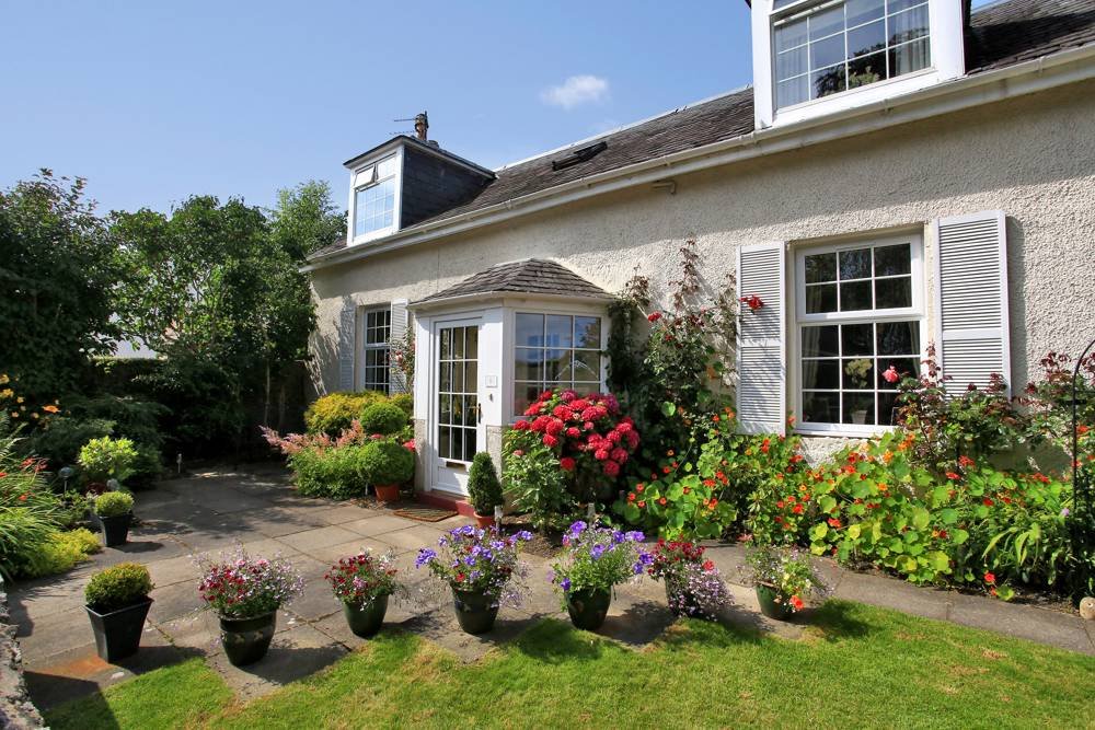 ASPC_UK's tweet photo. This week’s #MostViewedProperty is picture-perfect! Located in Cults, it benefits from four bedrooms, three living areas and a beautiful garden: https://t.co/qlzWDaHSmH https://t.co/K83ernMNpG