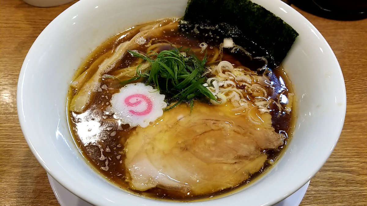 MFS_ALXD's tweet photo. 大阪感じる
ダシのキメ細やかさ
穂先���ンマと分厚い豚
すすり心地最高な中太麺
#中華そば桐麺 https://t.co/Tl0UulWHfH