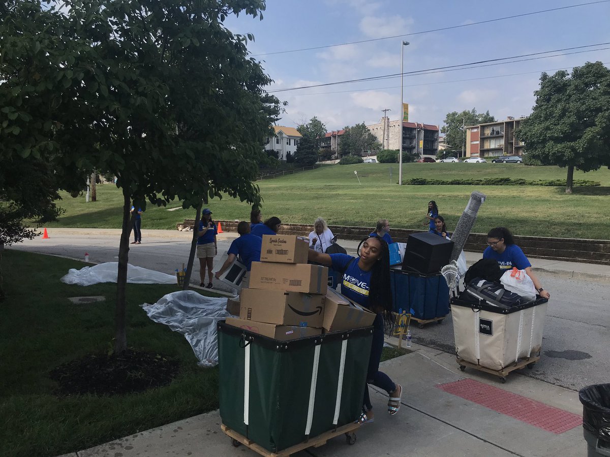 UMKC's tweet photo. Johnson Hall move-in is going smoothly this morning. #UMKCMoveIn #RooUp https://t.co/3RnZIAPr67