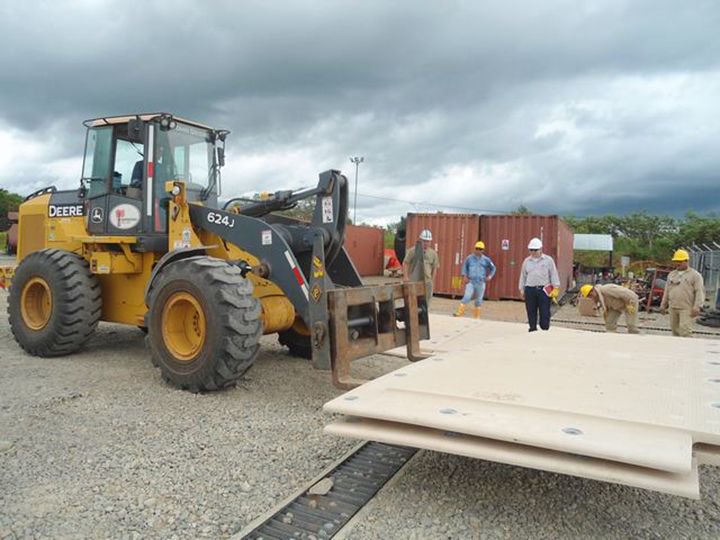 SignatureSystem's tweet photo. Our heavy-duty access mats can create stable working platforms, large equipment parking lots and staging areas to keep your crew and equipment safe. #MegaDeckHD #stableplatform #siteprotection https://t.co/S7ObjipxbS https://t.co/HrxzksP1CB