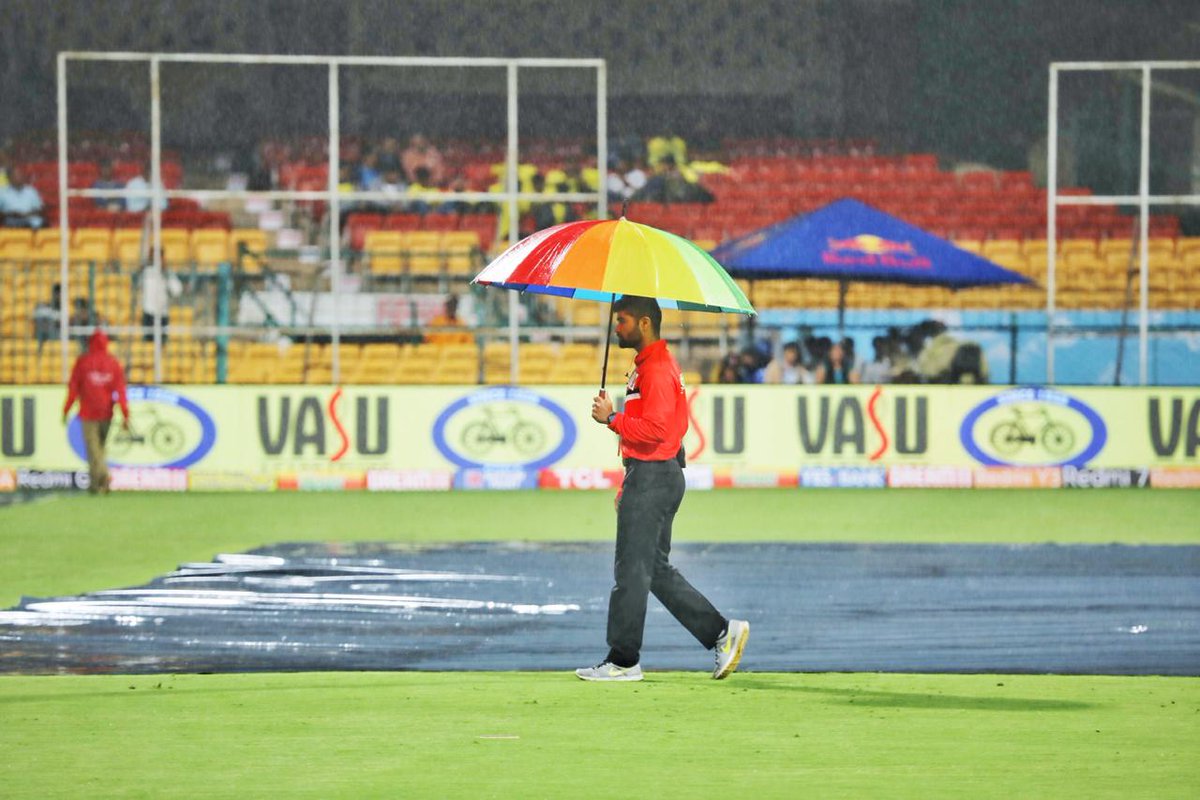 mysore_warriors's tweet photo. 🌧️ Not the ideal condition at the Chinnaswamy as you can see. #GoWarriors #BBvMW #KPL8 #KPLNoduGuru https://t.co/51vcIUA6bz