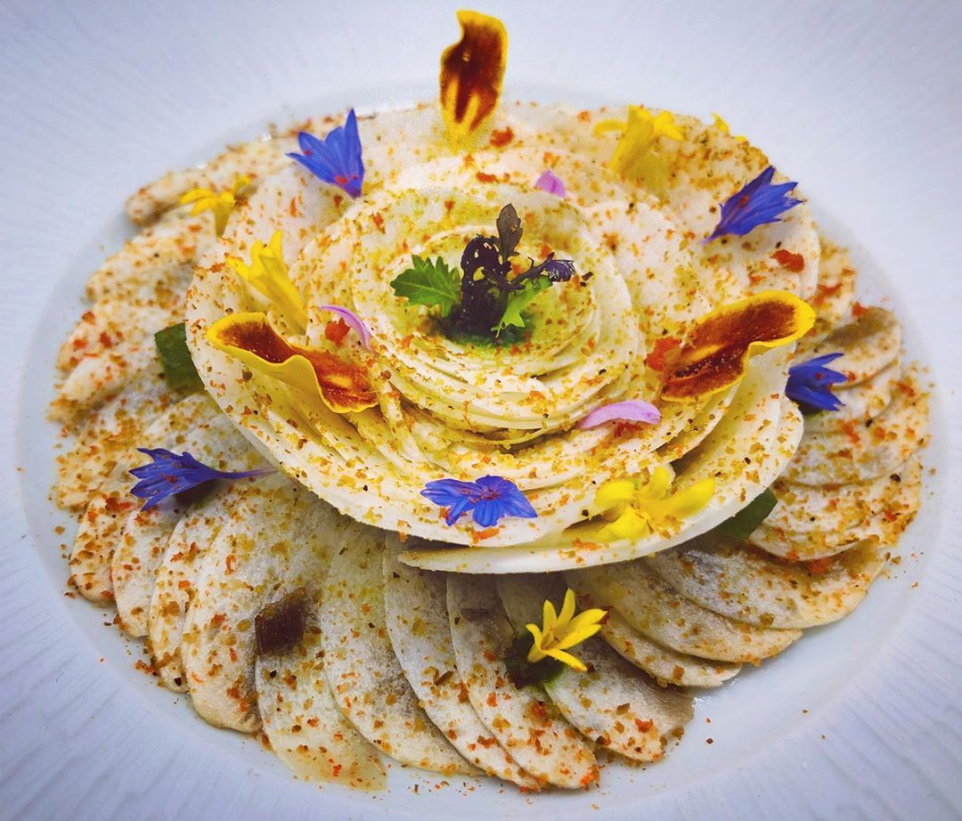 Quelle maestria de Irwind Durand et <a href="/guysavoy/">Guy Savoy</a> ! Saurez-vous reconnaître de quoi est constituée cette jolie fleur?
(📷 @ chef.irwin.durand )
.
Guy Savoy
11, quai de Conti
75006 Paris
👉 lebey.com/fr/les-adresse…
#gastronomie #restaurantparis