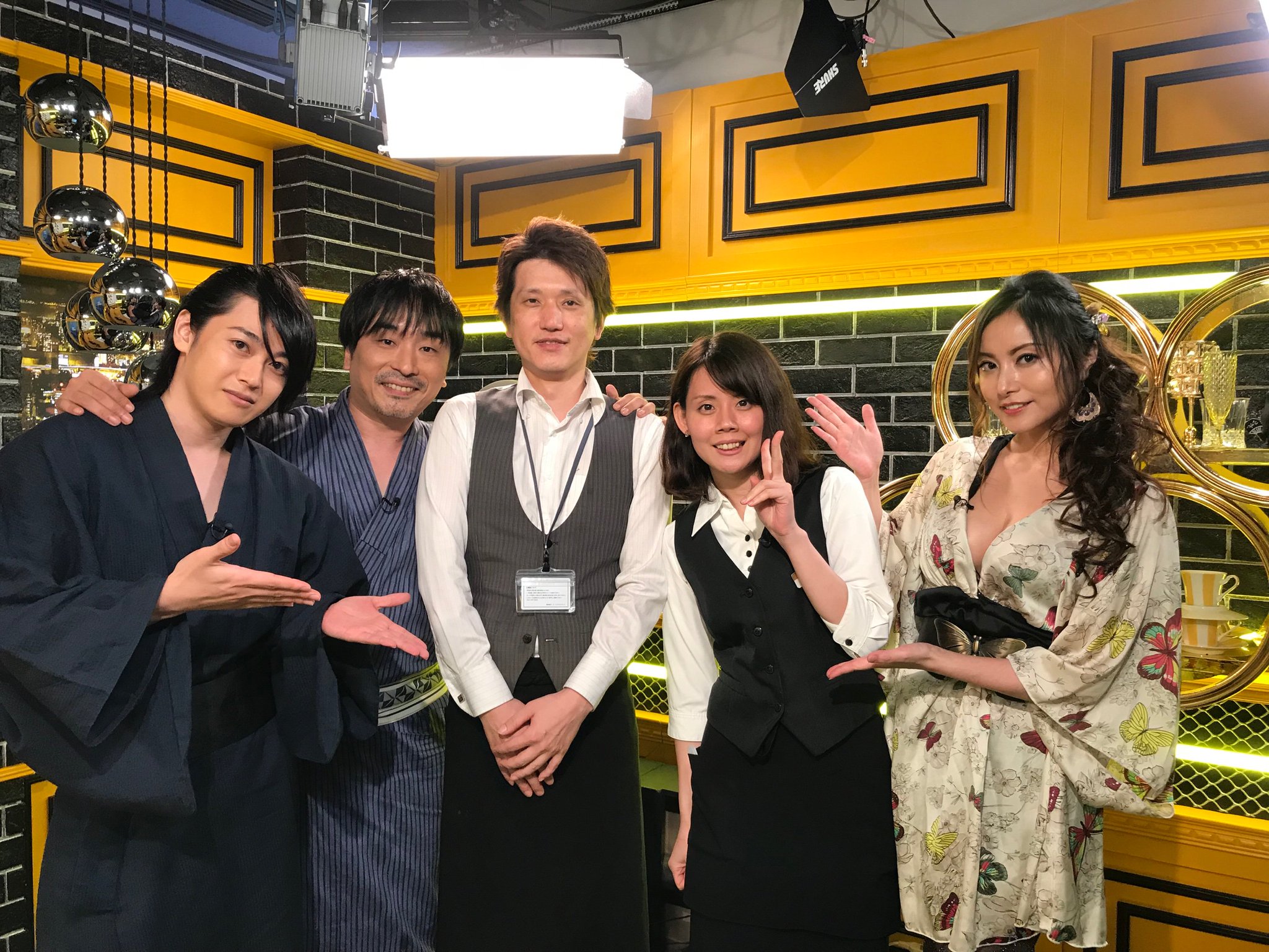 カラオケの鉄人 総合 先ほど放送された Abematv 声優と夜あそび に出演の関智一さん 大河元気さん たかはし智秋さんとカラ鉄スタッフ 店長で今回もまた記念写真を撮らせていただきましたーー 彡観てくれた皆さまありがとうございました 来週金曜日