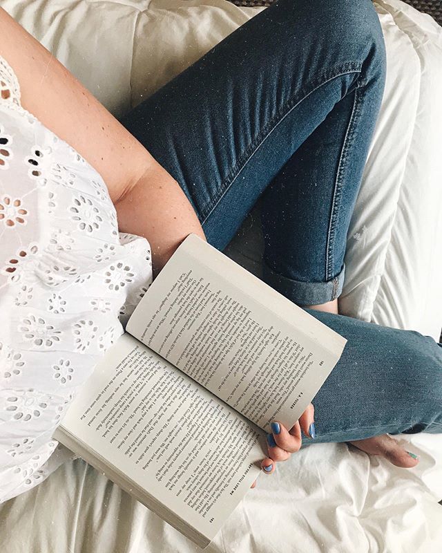 Enjoying a few minutes of early evening sunshine and downtime ✨. .
.
.
.
#bookstagram #ootd #outfitoftheday #eyelet #denim #katucker #reading #theeverygirl ift.tt/2YU2qrb