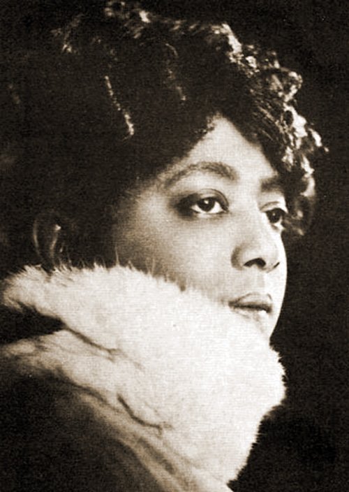 blinddogradio's tweet photo. 1/ Her full voice filled the entire auditorium without the use of mikes like we use today. That was singing the blues! I was really inspired and kept plugging to become a singer - Victoria Spivey, on seeing Mamie Smith perform at Houston's City Auditorium. https://t.co/TnhUv6aaKq https://t.co/Yv9cNsAA3k