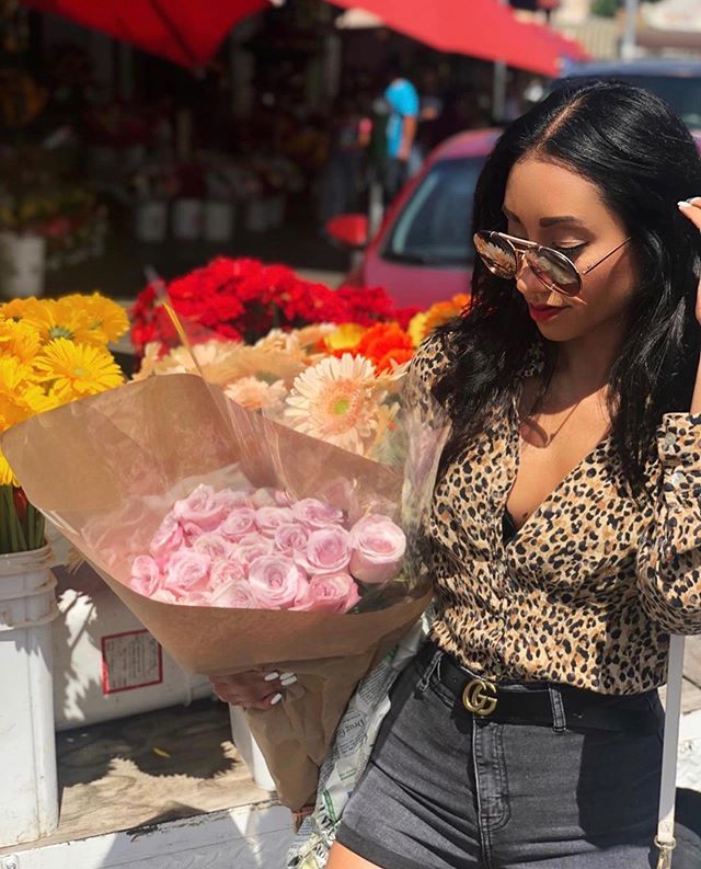 LAFashionDist's tweet photo. TGIF...right?! 🌷🌷🌷⁠⠀
Photo Via: @crystalthe__one⁠⠀
#FridayFeeling #WeekendVibes #LAFlowerMarkets #LAFashionDistrict https://t.co/U2GUD3w2TN https://t.co/ddrDcdG1G8