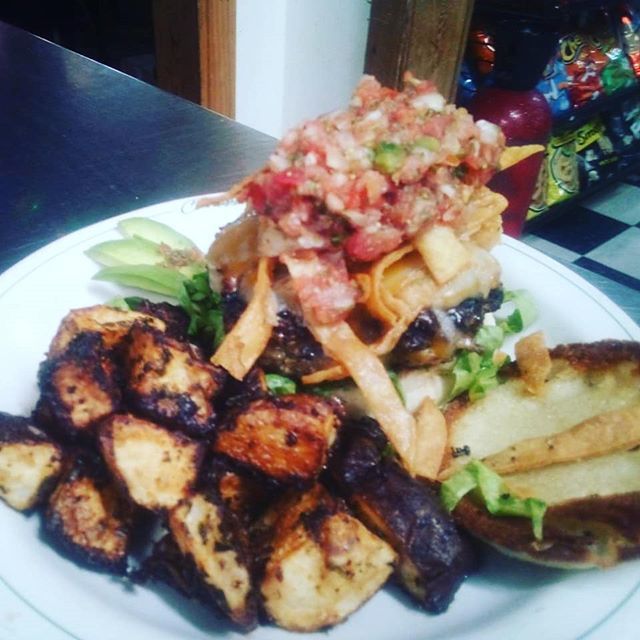 #texmexburger🍔 Black beans and corn in the burger topped with fiesta cheese blend, salsa, crispy tortilla strips, and avocado. ift.tt/2KOh3m1