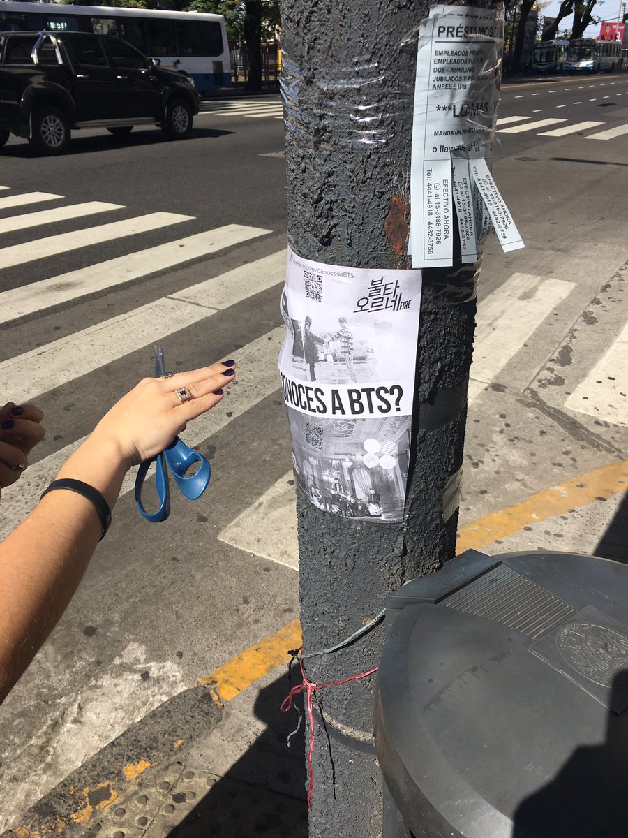 Ihuman14's tweet image. Estaba mirando entre mis fotos de hace unos años y vean lo que encontré. Son del 8 de diciembre de 2016. El #WhoIsBTSProject 💜
Esos eran alguno de los carteles que pegué en Capital Federal, Argentina (también lo hice en provincia)
#MTVHottest BTS @BTS_twt Siempre los amé 🥺♥️