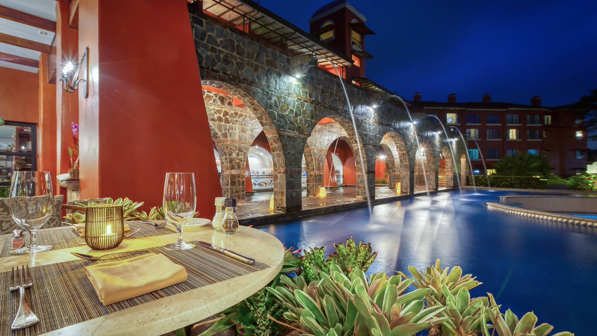 LSMarriottCR's tweet photo. Para estas noches calurosas, le recomendamos una cena al lado de la piscina.  https://t.co/uN4kYonbaK https://t.co/iGVLkfbTBX