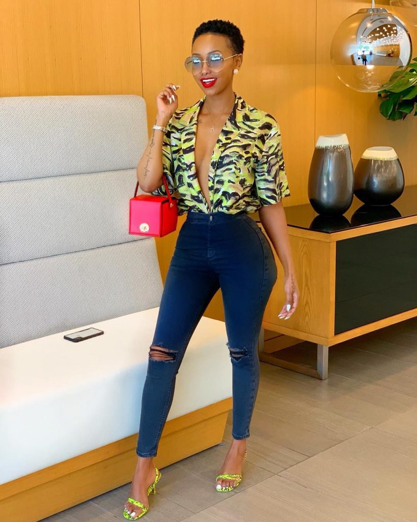 night_campus's tweet photo. #Huddah 

Kamene or Huddah 
@HUDDAHMONROE or @Kamenengoro https://t.co/kafNYQSyIk