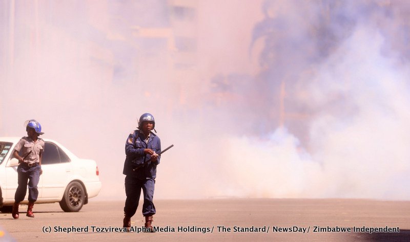 NewsDayZimbabwe's tweet photo. #FunkyFriday #16Augustdemo #maputi Pic by @stozvirevaa @r_muchenje @tapiwazivira @tinosamk @ninja_reezy @johnmokwetsi @HStvZim @thestandardzim @SoutherneyeZim @Zimindependent https://t.co/Vn9h5OVtRZ