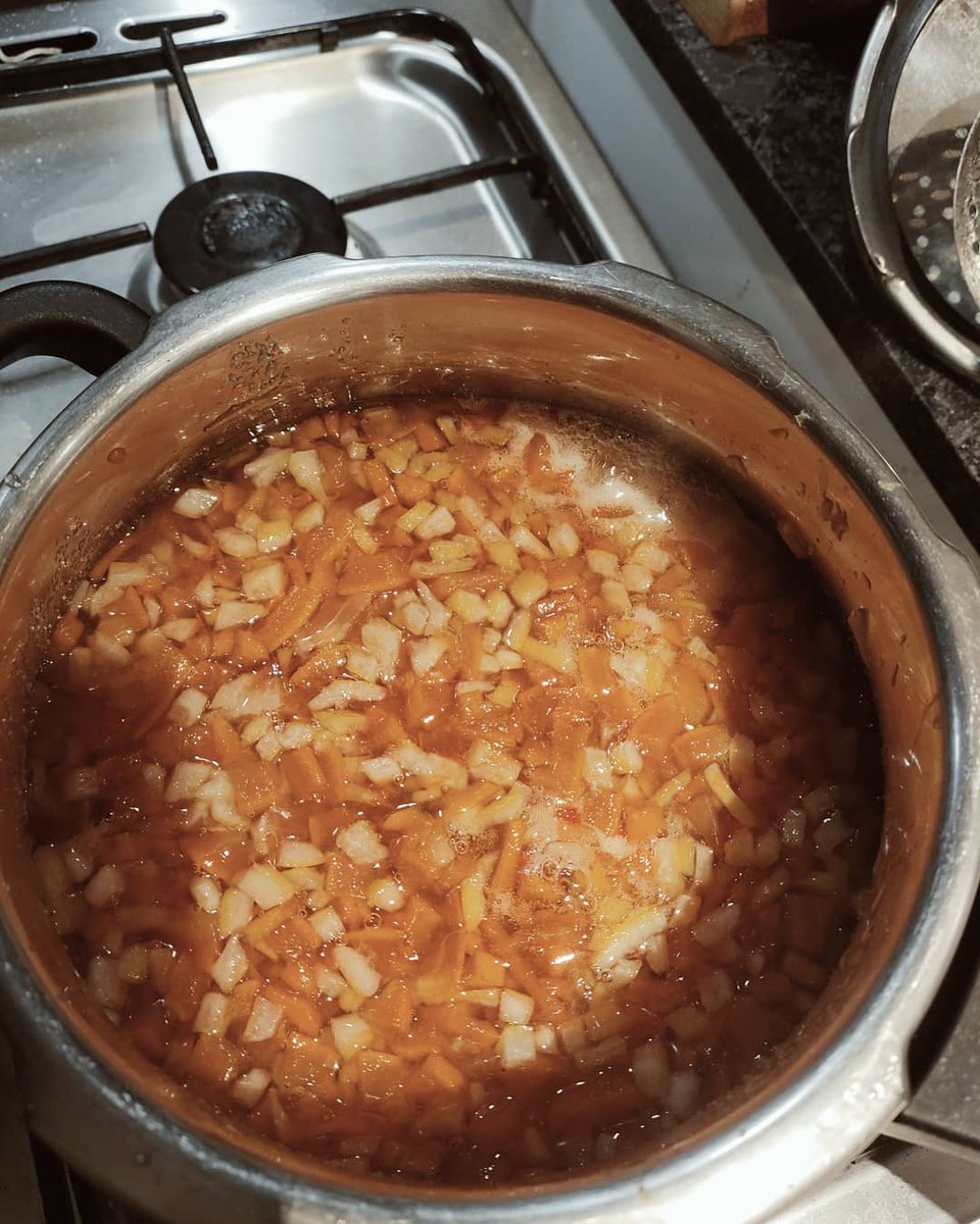 AbhilashaTochi's tweet image. #8WeekStreak still on,? Is it open for teachers too? 😀😀 Just reporting on my marmalade making skills. Lemon and grapefruit marmalade ready to share love with friends and family. Recipe shared by a friend from land far away @KHDA #happinessislearningsomethingnew 
#SummerVacation