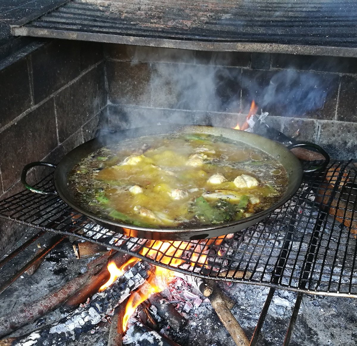 NeusSanMon's tweet photo. Ací estem practicant per a guanyar el #concursdepaelles de la #fmasants @paellasants @Vaga8MSants https://t.co/kYhzdWeXIL