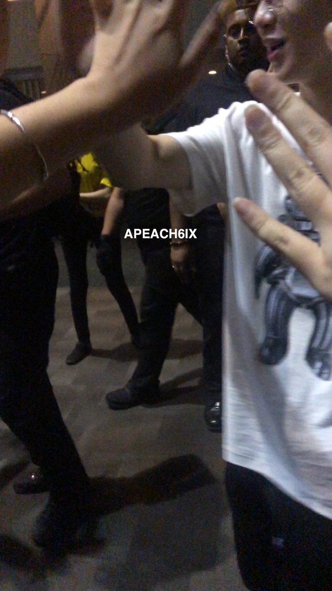 I HITOUCHED DANIEL😭😭♥️♥️ security was rlly strict with recording for sendoff so i tried my best to take it without getting caught...hence the bad picㅠㅠ but his hand is so soft and HUGE!  
#KANGDANIELinSG #KangDanielColorOnMeinSG #KangDaniel1stFanmeetinginSG