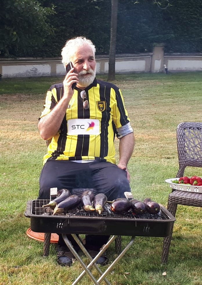 hetenketenabi's tweet photo. -Enişte hani kurban eti? Bu yaştan sonra beni vegan yaptın. 
-Ne vagonu lan?
-Patlıcan vagonu.
-Bırak batlıcanı biberi, bah sana ne diyicaam. Akşiner gaz dağlarına gidiyormuş. Beni de yazdır.
-Sebep?
-Onlar eşmesini bilmez ağzını yidiğim. Ben şıp diyin bulurum altını.
-Güle güle! https://t.co/HxxH4kxxjL