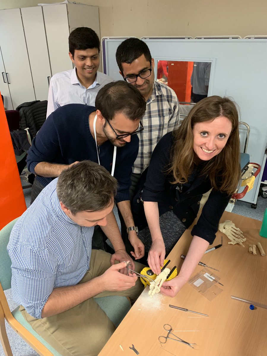 wimbim13's tweet photo. @58society @merseyortho Scarf school in full flow https://t.co/h3fT3QDLbb
