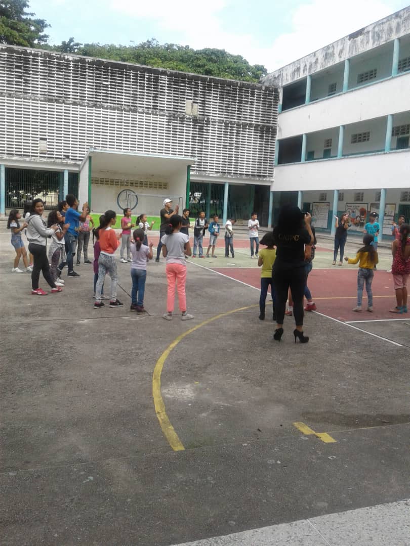 senifa_2019's tweet photo. #BuenaConvivenciaEnPaz. La muchachada de las comunidades disfrutando de dinàmicas y juegos en #AgostoEscuelasAbiertas . Aragua Potencia Recreativa @leoalvacabrera @MPPEDUCACION @psuvaristobulo @Brullerby_Suare @FundabitAragua @CRIFPMA @DeangelisEdith @carmenjsanchez https://t.co/5RvsR4e2sB