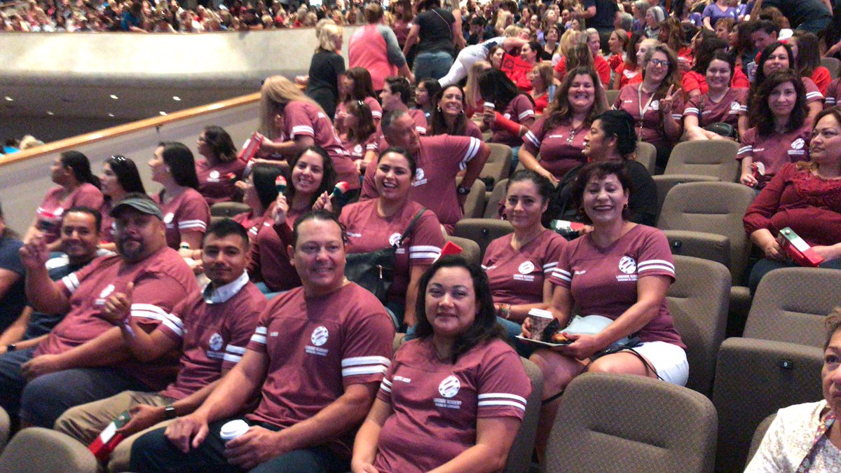 BosLangAcademy's tweet photo. #lobosunidos Loudest in the house! @BosLangAcademy bringing down the roof! Ready for an awesome year! #lobosvalientes #somolobos #loudandproud @CajonValleyUSD https://t.co/SYKn7DZp0S